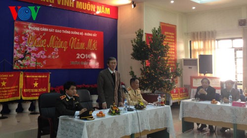 Party official pays Tet visit to outstanding artists, scientists - ảnh 1